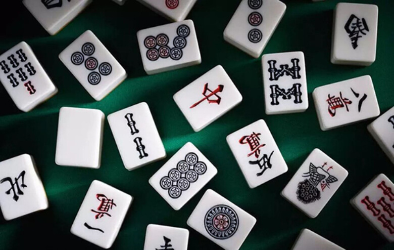 所谓麻将,牌面有多种花样,一般由红绿蓝白几种颜色构成,牌背多为绿