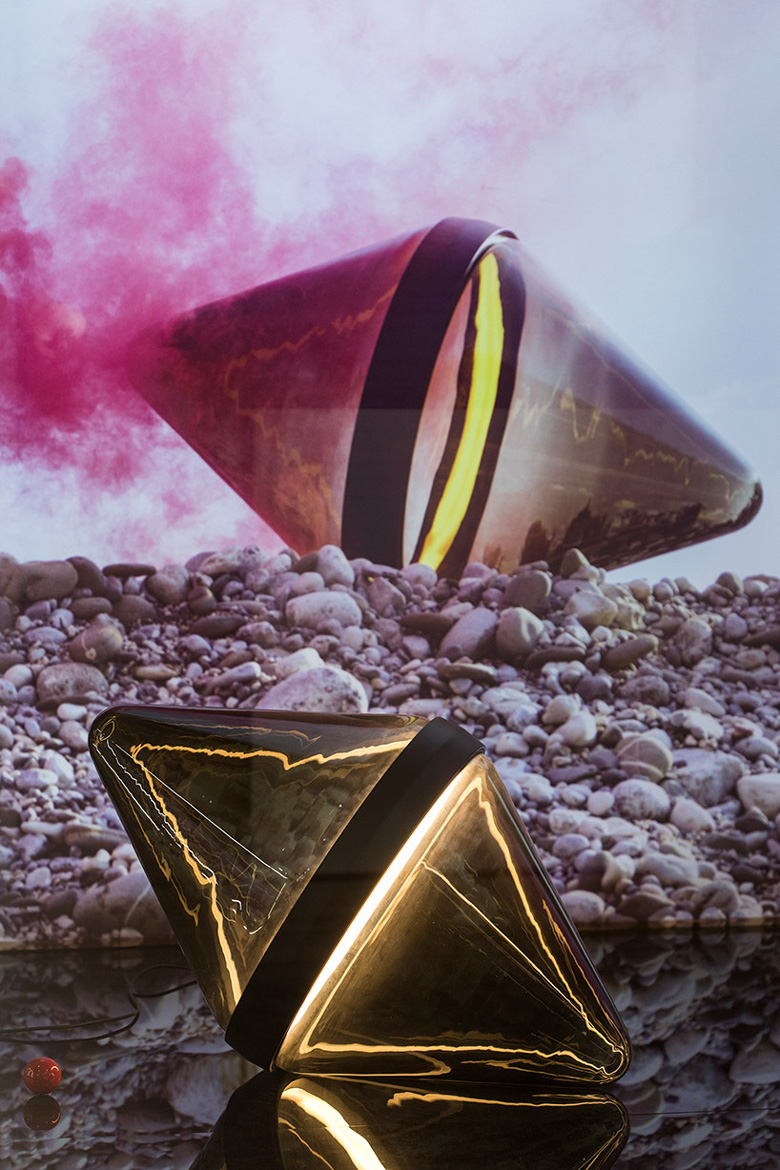 claesson koivisto rune作品"grappa"布置在灿烂的艳粉色烟云旁